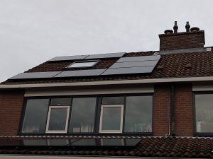 Glas-glas zonnepanelen op het dak van je huis