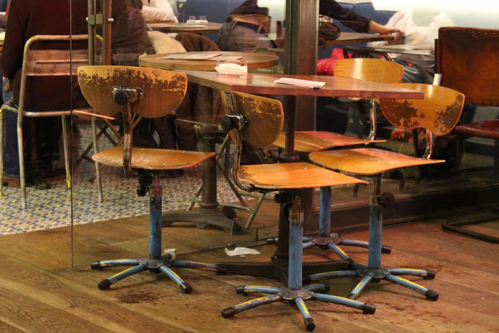 Typisch industriële stoelen uit de oude school