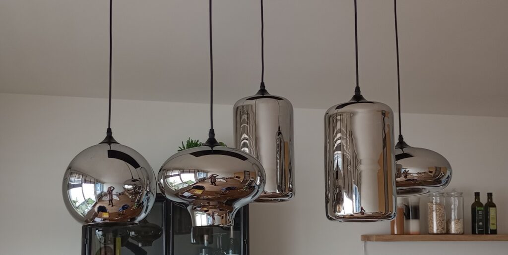 Zilveren glazen hanglamp. Foto: S.v.d.Ent