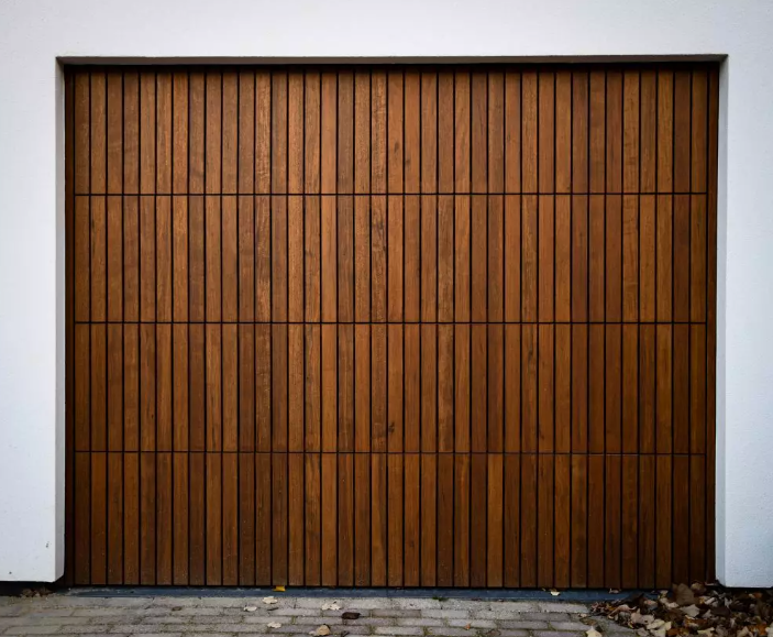 Prachtige naturelle houten garagedeur. Foto: boxdeurenhekwerk.nl